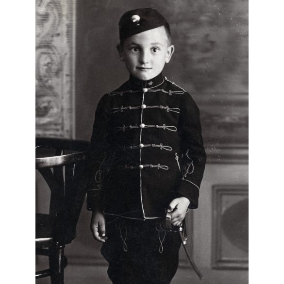 Kisfiú huszár egyenruhában, kard, csizma, magyar katona, Horthy-korszak, 1920-as évek, Eredeti fotó, papírkép, alsó sarkán törésnyom.   