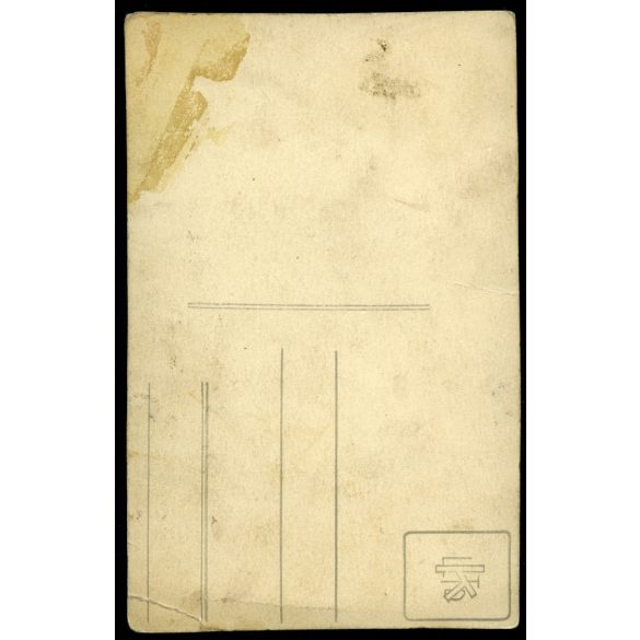 Kisfiú huszár egyenruhában, kard, csizma, magyar katona, Horthy-korszak, 1920-as évek, Eredeti fotó, papírkép, alsó sarkán törésnyom.   