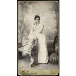 Nagyobb méret! Szinberger fivérek műterme, Fogaras, Erdély, elegáns hölgy ernyővel, monarchia, helytörténet, 1880-as évek, Eredeti nagyobb méretű kabinetfotó kopásnyomokkal.  