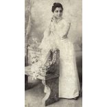 Nagyobb méret! Szinberger fivérek műterme, Fogaras, Erdély, elegáns hölgy ernyővel, monarchia, helytörténet, 1880-as évek, Eredeti nagyobb méretű kabinetfotó kopásnyomokkal.  