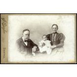 Regetzky műterem, Belgrád, Zimermann Gyula és neje Grün Jozefa, unokájuk Gizi, monarchia, 1890-es évek, Eredeti kabinetfotó, hátulján feliratozva.  