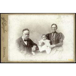   Regetzky műterem, Belgrád, Zimermann Gyula és neje Grün Jozefa, unokájuk Gizi, monarchia, 1890-es évek, Eredeti kabinetfotó, hátulján feliratozva.  