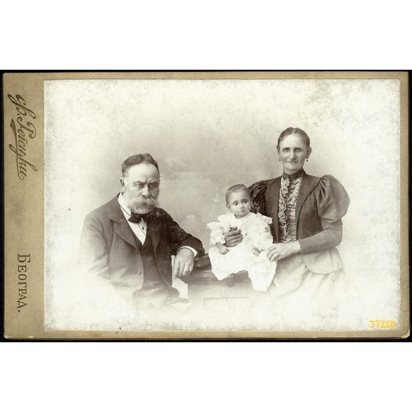 Regetzky műterem, Belgrád, Zimermann Gyula és neje Grün Jozefa, unokájuk Gizi, monarchia, 1890-es évek, Eredeti kabinetfotó, hátulján feliratozva.  