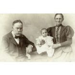 Regetzky műterem, Belgrád, Zimermann Gyula és neje Grün Jozefa, unokájuk Gizi, monarchia, 1890-es évek, Eredeti kabinetfotó, hátulján feliratozva.  