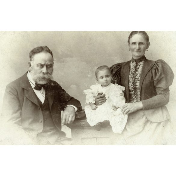 Regetzky műterem, Belgrád, Zimermann Gyula és neje Grün Jozefa, unokájuk Gizi, monarchia, 1890-es évek, Eredeti kabinetfotó, hátulján feliratozva.  