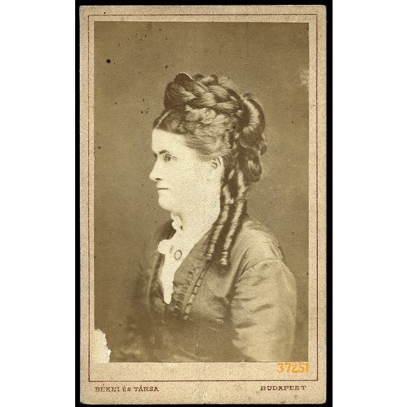 Békei és Társa műterem, Budapest, elegáns hölgy gyönyörű frizurával, portré, haj, 1870-es évek, Eredeti CDV, vizitkártya fotó pici sérüléssel, hátoldalon a Mester műterme! 