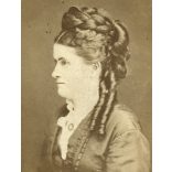 Békei és Társa műterem, Budapest, elegáns hölgy gyönyörű frizurával, portré, haj, 1870-es évek, Eredeti CDV, vizitkártya fotó pici sérüléssel, hátoldalon a Mester műterme! 