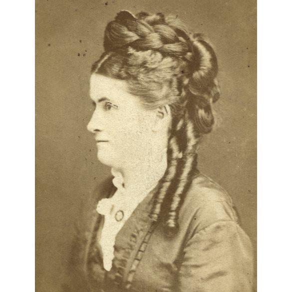 Békei és Társa műterem, Budapest, elegáns hölgy gyönyörű frizurával, portré, haj, 1870-es évek, Eredeti CDV, vizitkártya fotó pici sérüléssel, hátoldalon a Mester műterme! 