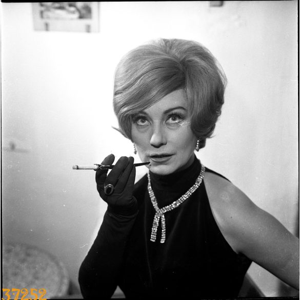 Komlós Juci színművésznő portréja, Kotnyek Antal fotóművész felvétele, szocializmus, ismert, művész, színész, cigaretta, 1960-as évek,  Eredeti nagyméretű fotó negatív!     
