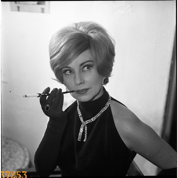 Komlós Juci színművésznő portréja, Kotnyek Antal fotóművész felvétele,, szocializmus, ismert, művész, színész, cigaretta, 1960-as évek,  Eredeti nagyméretű fotó negatív!    