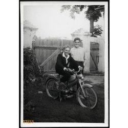   Fiúk Puch MS 50v kismotorral, motor, moped, jármű, közlekedés, szocializmus, 1960-as évek, Eredeti fotó, papírkép.  