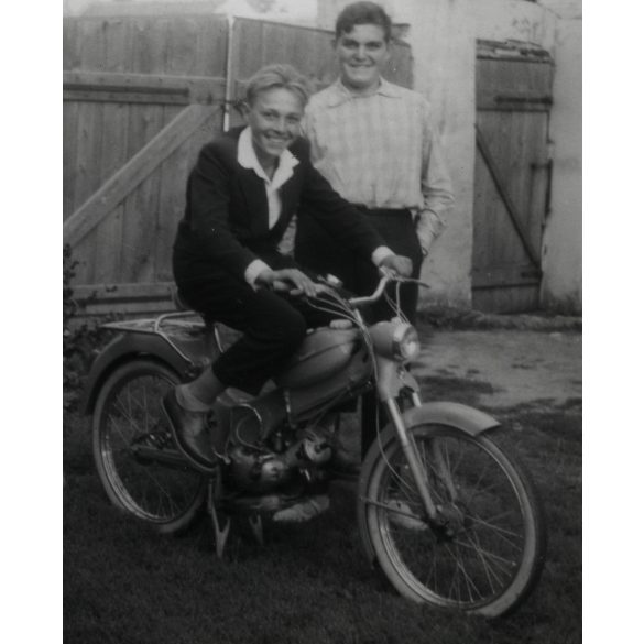 Fiúk Puch MS 50v kismotorral, motor, moped, jármű, közlekedés, szocializmus, 1960-as évek, Eredeti fotó, papírkép.  