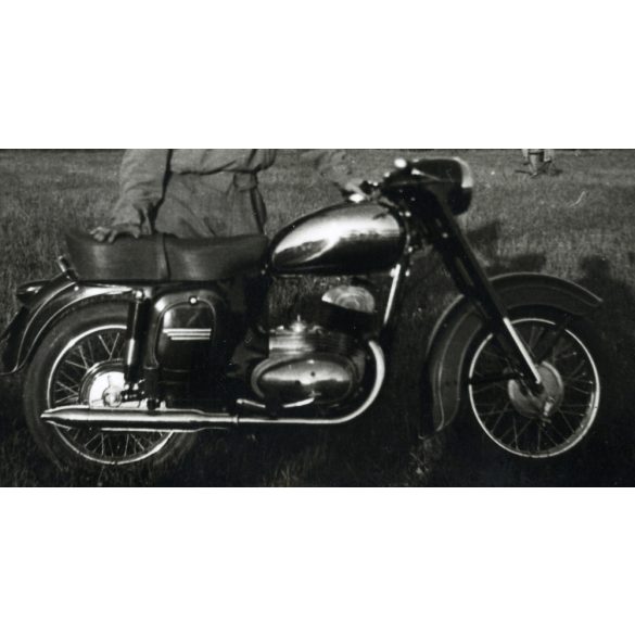 Fiú Jawa motorkerékpárral, motor, jármű, közlekedés, szocializmus, 1960-as évek, Eredeti fotó, papírkép.  