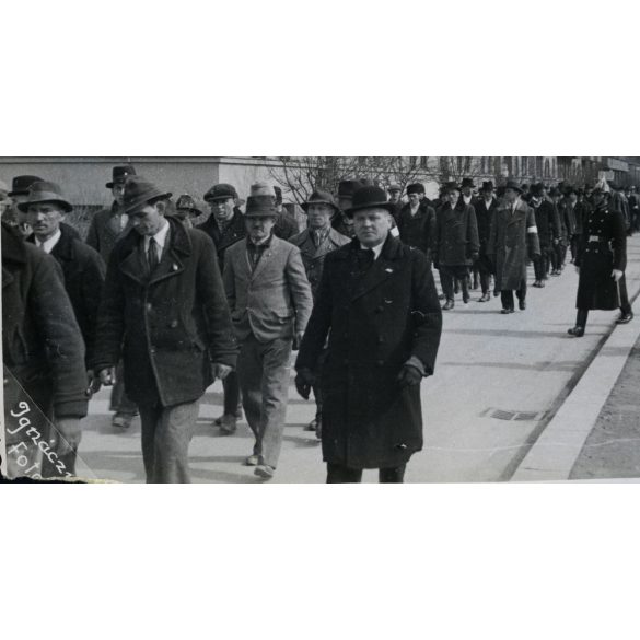 Kárpátaljai Bajtársak Bercsényi Szövetsége dísztáborozást tart, Ungvár, Kárpátalja, magyar rendőr egyenruhában, fehér karszalag, 2. világháború, Horthy-korszak, 1941. március, 1940-es évek, Ignáczy fo