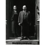 Vitéz Vörös Simon vendéglős mester üzlete ajtajában, Budapest, Ferenc körút 44, nemzetiszocialista nyilas plakát, Ferencváros, üzlet, kocsma, foglalkozás, Unicum reklám, 2. világháború, helytörténet, 