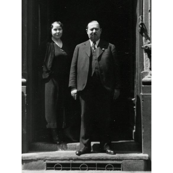 Vitéz Vörös Simon vendéglős mester üzlete ajtajában, Budapest, Ferenc körút 44, nemzetiszocialista nyilas plakát, Ferencváros, üzlet, kocsma, foglalkozás, Unicum reklám, 2. világháború, helytörténet, 