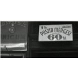 Vitéz Vörös Simon vendéglős mester üzlete ajtajában, Budapest, Ferenc körút 44, nemzetiszocialista nyilas plakát, Ferencváros, üzlet, kocsma, foglalkozás, Unicum reklám, 2. világháború, helytörténet, 