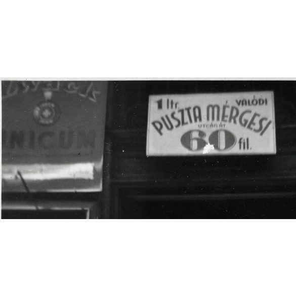 Vitéz Vörös Simon vendéglős mester üzlete ajtajában, Budapest, Ferenc körút 44, nemzetiszocialista nyilas plakát, Ferencváros, üzlet, kocsma, foglalkozás, Unicum reklám, 2. világháború, helytörténet, 