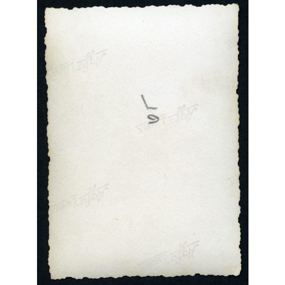 Vitéz Vörös Simon vendéglős mester üzlete ajtajában, Budapest, Ferenc körút 44, nemzetiszocialista nyilas plakát, Ferencváros, üzlet, kocsma, foglalkozás, Unicum reklám, 2. világháború, helytörténet, 