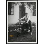 Fiú Pannonia motorkerékpárral, motor, jármű, közlekedés, szocializmus, 1960-as évek, Eredeti fotó, papírkép.  
