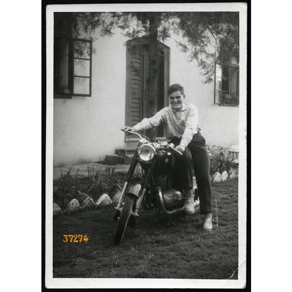 Fiú Pannonia motorkerékpárral, motor, jármű, közlekedés, szocializmus, 1960-as évek, Eredeti fotó, papírkép.  