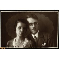   özv. Sólyom Ferenczné műterme, Kiskundorozsma, Szeged, elegáns fiatal pár portréja, szemüveg, bajusz, Csongrád megye, Horthy-korszak, helytörténet, 1931., 1930-as évek, Eredeti fotó, hátulján felirato