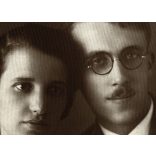 özv. Sólyom Ferenczné műterme, Kiskundorozsma, Szeged, elegáns fiatal pár portréja, szemüveg, bajusz, Csongrád megye, Horthy-korszak, helytörténet, 1931., 1930-as évek, Eredeti fotó, hátulján felirato