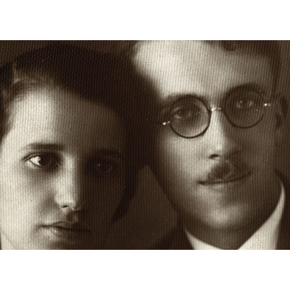 özv. Sólyom Ferenczné műterme, Kiskundorozsma, Szeged, elegáns fiatal pár portréja, szemüveg, bajusz, Csongrád megye, Horthy-korszak, helytörténet, 1931., 1930-as évek, Eredeti fotó, hátulján felirato