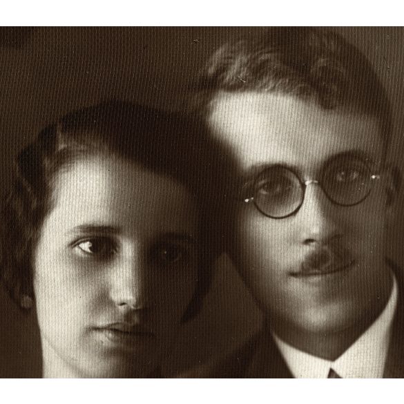 özv. Sólyom Ferenczné műterme, Kiskundorozsma, Szeged, elegáns fiatal pár portréja, szemüveg, bajusz, Csongrád megye, Horthy-korszak, helytörténet, 1931., 1930-as évek, Eredeti fotó, hátulján felirato