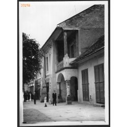   Különös ház a főtéren, Rozsnyó, Felvidék, utcakép, Horthy-korszak, épület, táblák, boltok helytörténet, 1935., 1930-s évek, Eredeti fotó, papírkép.   
