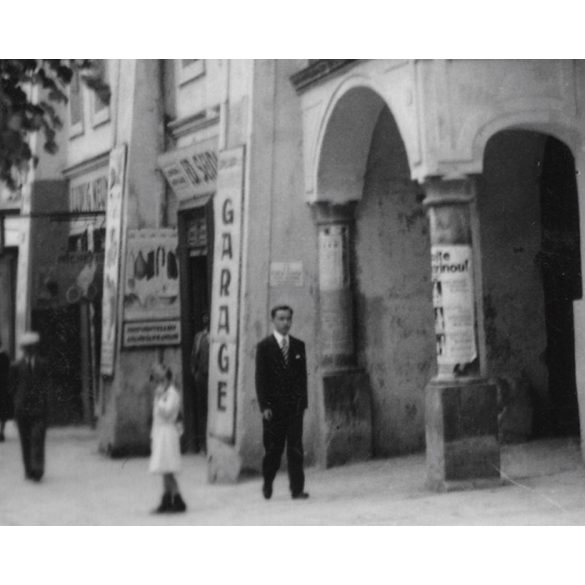 Különös ház a főtéren, Rozsnyó, Felvidék, utcakép, Horthy-korszak, épület, táblák, boltok helytörténet, 1935., 1930-s évek, Eredeti fotó, papírkép.   