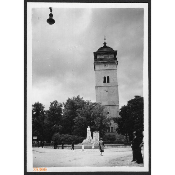 Szobor a várostorony árnyékában, Rozsnyó, Felvidék, utcakép, Horthy-korszak, építészet, szobor, torony, helytörténet, 1935., 1930-s évek, Eredeti fotó, papírkép.   