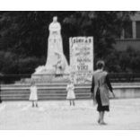 Szobor a várostorony árnyékában, Rozsnyó, Felvidék, utcakép, Horthy-korszak, építészet, szobor, torony, helytörténet, 1935., 1930-s évek, Eredeti fotó, papírkép.   