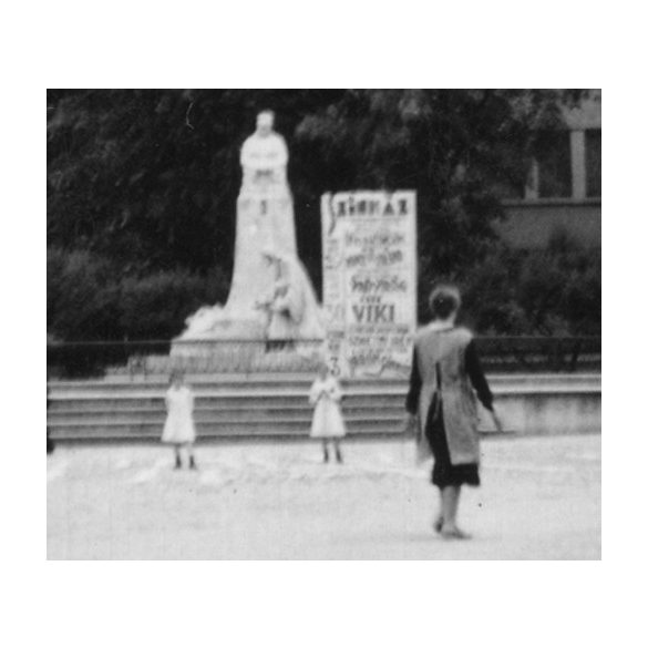 Szobor a várostorony árnyékában, Rozsnyó, Felvidék, utcakép, Horthy-korszak, építészet, szobor, torony, helytörténet, 1935., 1930-s évek, Eredeti fotó, papírkép.   