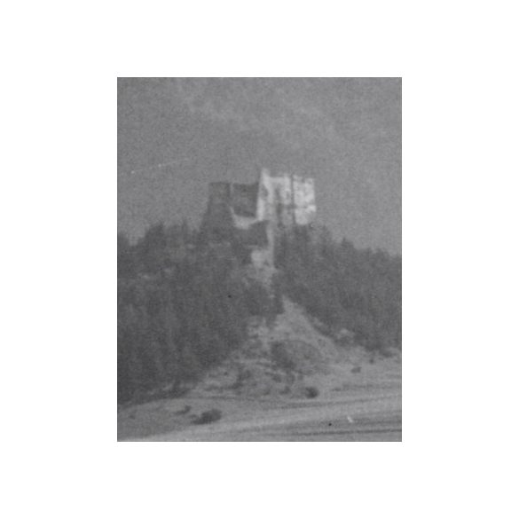 Kapi vára a távolban, Kapi, Eperjes, Felvidék, utcakép, Horthy-korszak, építészet, vár, helytörténet, 1935., 1930-s évek, Eredeti fotó, papírkép.   