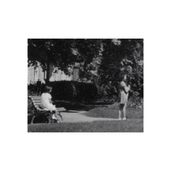 Élet a Szent Erzsébet-székesegyház és a Szent Mihály-kápolna kertjében, Kassa, Felvidék, utcakép, Horthy-korszak, templom, kápolna, egyház, vallás, helytörténet, 1935., 1930-s évek, Eredeti fotó