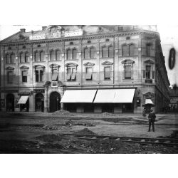   Üvegnegatív! Andrássy Palota, Andrássy Kávéház, Kassa, Felvidék, utcakép üzletekkel, kirakatokkal, magyar feliratokkal, villamos sínek, vendéglátás, étterem,  monarchia, helytörténet, 1906 körül, 1900
