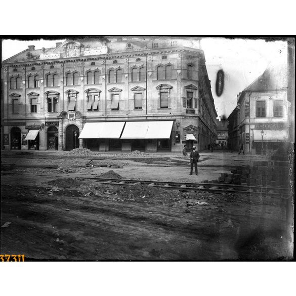 Üvegnegatív! Andrássy Palota, Andrássy Kávéház, Kassa, Felvidék, utcakép üzletekkel, kirakatokkal, magyar feliratokkal, villamos sínek, vendéglátás, étterem,  monarchia, helytörténet, 1906 körül, 1900