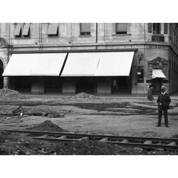 Üvegnegatív! Andrássy Palota, Andrássy Kávéház, Kassa, Felvidék, utcakép üzletekkel, kirakatokkal, magyar feliratokkal, villamos sínek, vendéglátás, étterem,  monarchia, helytörténet, 1906 körül, 1900