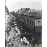 Üvegnegatív! Egyházi ünnep, Székesfehérvár, Nádor  utca, felvonulás, Úrnapi körmenet (?), Krén Ignácz vaskereskedése, utcakép üzletekkel, kirakatokkal, feliratokkal, vallás, monarchia, helytörténet, 1