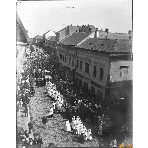 Üvegnegatív! Egyházi ünnep, Székesfehérvár, Nádor  utca, felvonulás, Úrnapi körmenet (?), Krén Ignácz vaskereskedése, utcakép üzletekkel, kirakatokkal, feliratokkal, vallás, monarchia, helytörténet, 1