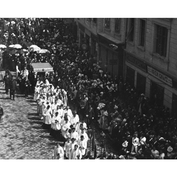 Üvegnegatív! Egyházi ünnep, Székesfehérvár, Nádor  utca, felvonulás, Úrnapi körmenet (?), Krén Ignácz vaskereskedése, utcakép üzletekkel, kirakatokkal, feliratokkal, vallás, monarchia, helytörténet, 1