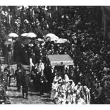 Üvegnegatív! Egyházi ünnep, Székesfehérvár, Nádor  utca, felvonulás, Úrnapi körmenet (?), Krén Ignácz vaskereskedése, utcakép üzletekkel, kirakatokkal, feliratokkal, vallás, monarchia, helytörténet, 1