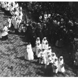 Üvegnegatív! Egyházi ünnep, Székesfehérvár, Nádor  utca, felvonulás, Úrnapi körmenet (?), Krén Ignácz vaskereskedése, utcakép üzletekkel, kirakatokkal, feliratokkal, vallás, monarchia, helytörténet, 1