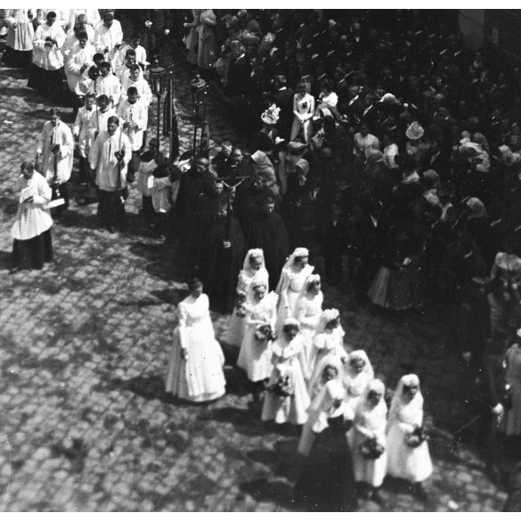 Üvegnegatív! Egyházi ünnep, Székesfehérvár, Nádor  utca, felvonulás, Úrnapi körmenet (?), Krén Ignácz vaskereskedése, utcakép üzletekkel, kirakatokkal, feliratokkal, vallás, monarchia, helytörténet, 1