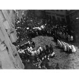 Üvegnegatív! Egyházi ünnep, Székesfehérvár, Nádor utca, felvonulás, Úrnapi körmenet (?), Krén Ignácz vaskereskedése, utcakép üzletekkel, kirakatokkal, feliratokkal, vallás, monarchia, helytörténet, 19