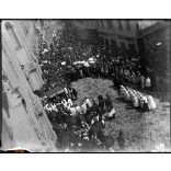 Üvegnegatív! Egyházi ünnep, Székesfehérvár, Nádor utca, felvonulás, Úrnapi körmenet (?), Krén Ignácz vaskereskedése, utcakép üzletekkel, kirakatokkal, feliratokkal, vallás, monarchia, helytörténet, 19