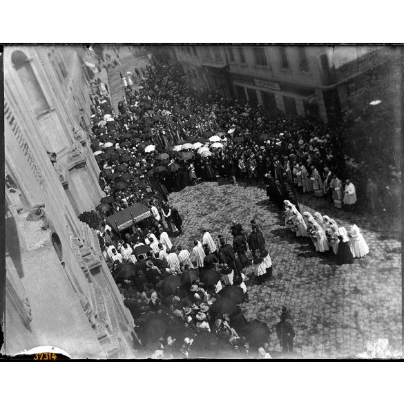 Üvegnegatív! Egyházi ünnep, Székesfehérvár, Nádor utca, felvonulás, Úrnapi körmenet (?), Krén Ignácz vaskereskedése, utcakép üzletekkel, kirakatokkal, feliratokkal, vallás, monarchia, helytörténet, 19