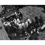 Üvegnegatív! Egyházi ünnep, Székesfehérvár, Nádor utca, felvonulás, Úrnapi körmenet (?), Krén Ignácz vaskereskedése, utcakép üzletekkel, kirakatokkal, feliratokkal, vallás, monarchia, helytörténet, 19