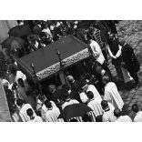 Üvegnegatív! Egyházi ünnep, Székesfehérvár, Nádor utca, felvonulás, Úrnapi körmenet (?), Krén Ignácz vaskereskedése, utcakép üzletekkel, kirakatokkal, feliratokkal, vallás, monarchia, helytörténet, 19